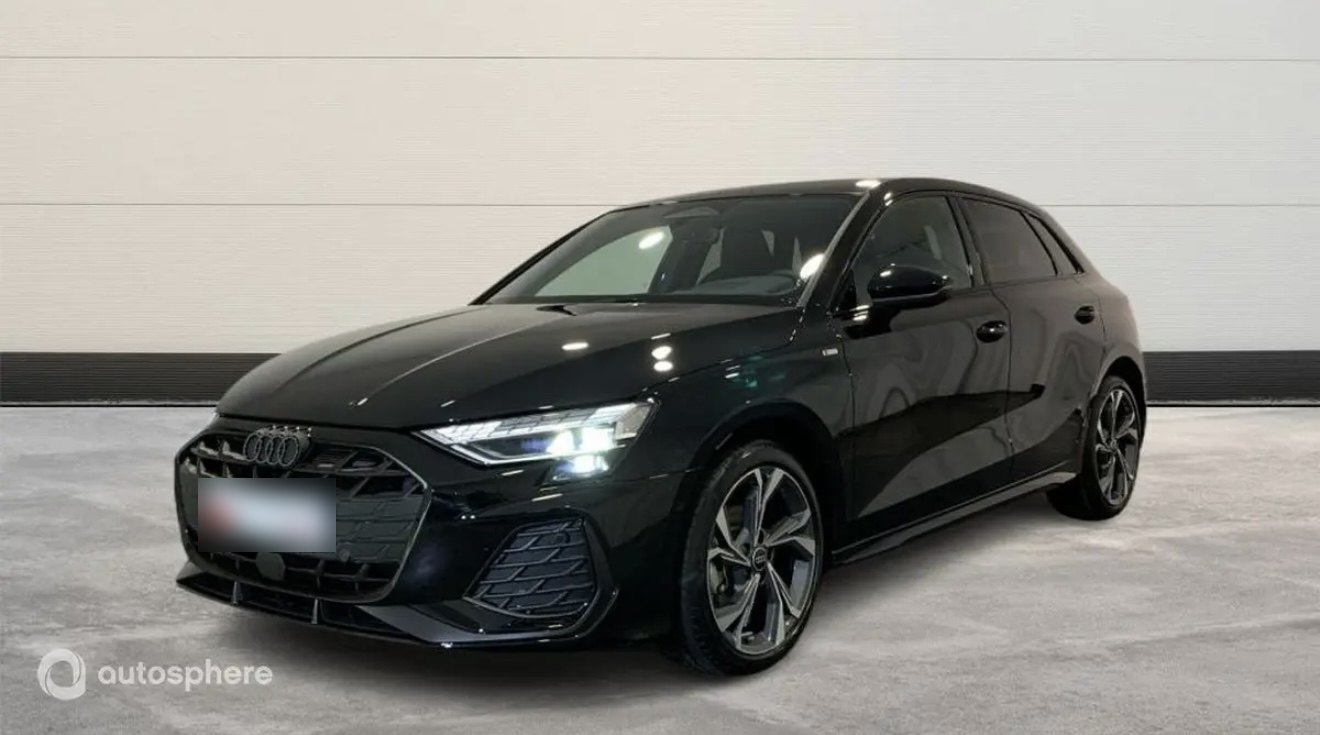 Audi A3 noire, vue de trois quarts avant