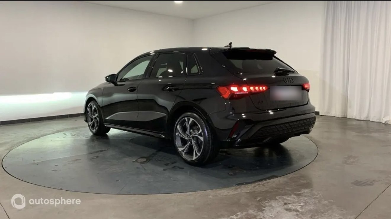 Audi A3 noire, vue de trois quarts arrière