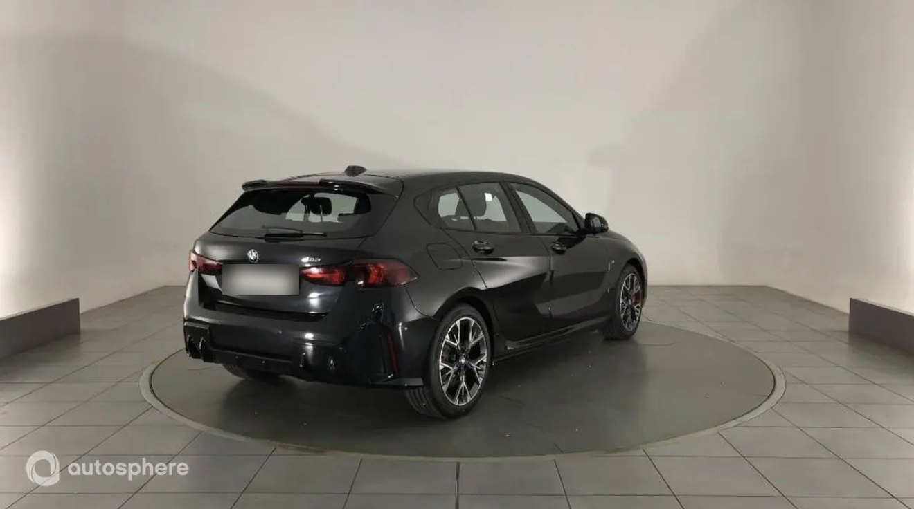BMW Série 1 noire, vue de trois quarts arrière