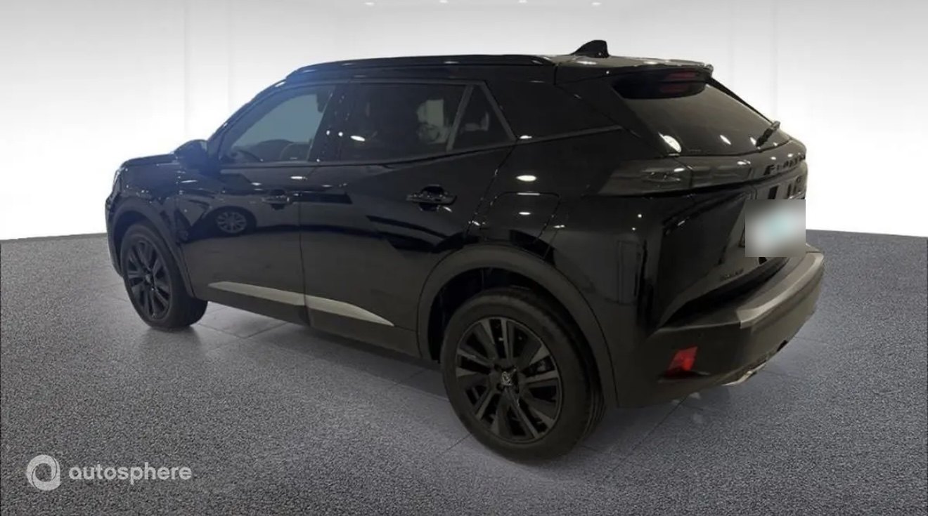 Peugeot 2008 noir, vue de trois quarts arrière